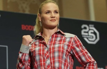 11- кратная чемпионка мира по тайскому боксу завоевала чемпионский пояс UFC